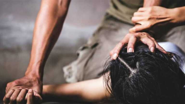 Απήγαγαν 26χρονη, την κακοποίησαν και την απείλησαν με «ροζ» βίντεο