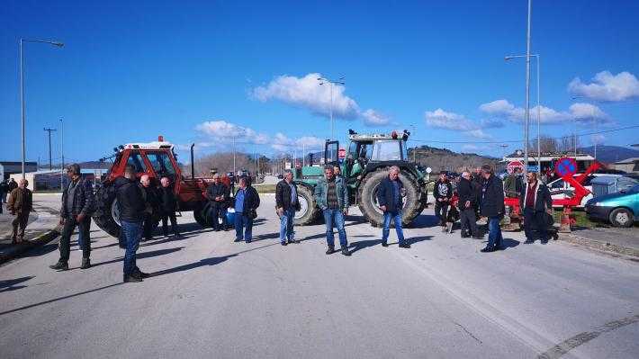 Αγρότες και κτηνοτρόφοι του Φαναρίου έκλεισαν τον κόμβο Καναλακίου