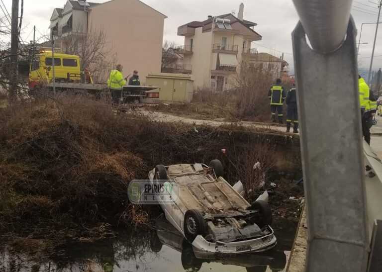 «Βουτιά» αυτοκινήτου σε χαντάκι στα Ιωάννινα