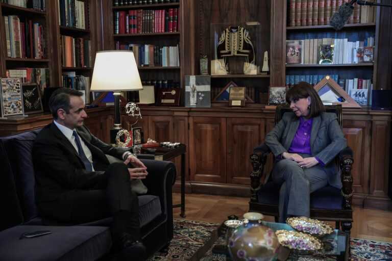 Κ. Μητσοτάκης: Η Ελλάδα θα σταθεί δίπλα στις ελληνικές κοινότητες της Ουκρανίας – Την Τρίτη ο πρωθυπουργός θα ενημερώσει τη Βουλή