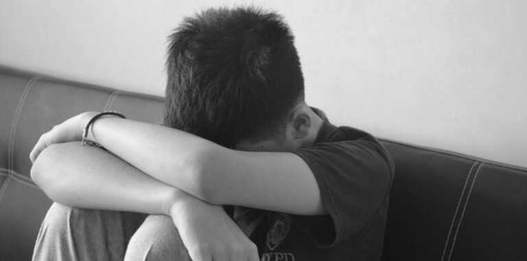 Σοκαριστικό δράμα ενός 12χρονου: Μετά τους φυσικούς του γονείς, έχασε τώρα και τους θετούς από κορωνοϊό