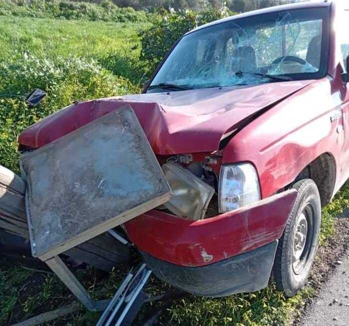 Αγροτικό «καρφώθηκε» σε στύλο της ΔΕΗ και τον έκοψε στη μέση