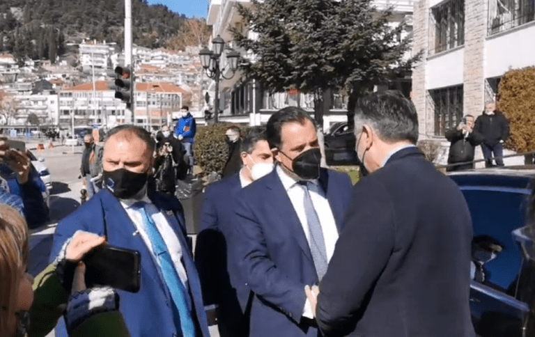 Άγριο κράξιμο στον Άδωνι Γεωργιάδη στην Καστοριά: «Ξεφτιλισμένοι – Με πληρωμένες βενζίνες από τον Έλληνα ήρθες» (Βίντεο)