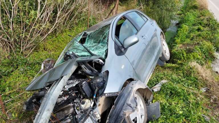 Απίστευτο τροχαίο: Αυτοκίνητο καρφώθηκε στην προστατευτική μπάρα η οποία διαπέρασε το όχημα από την μηχανή μέχρι και τη θέση του συνοδηγού