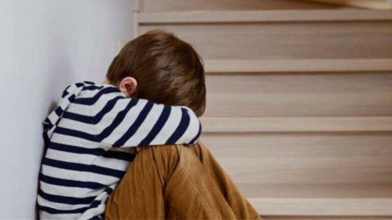 Στις 14 Φεβρουαρίου η δίκη για τον 18χρονο που βίασε τον 13χρονο αδελφό του