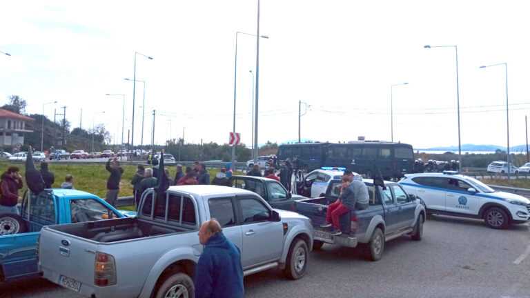 Αγρότες της Αιτωλοακαρνανίας απέκλεισαν την Ιονία Οδό