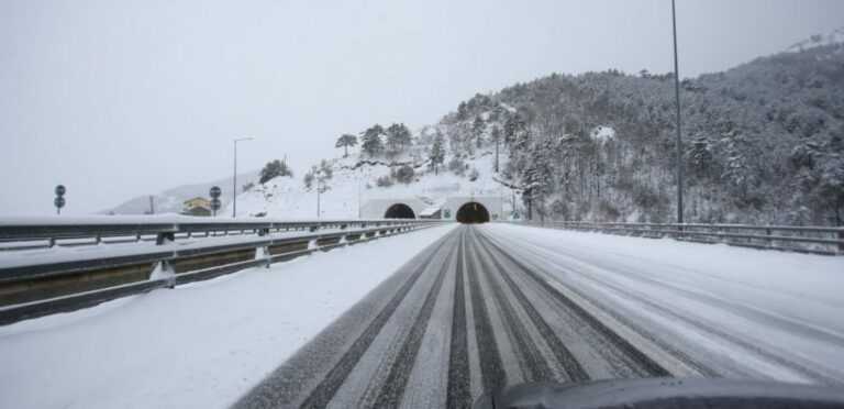 Πυκνή χιονόπτωση στα ορεινά της Ηπείρου