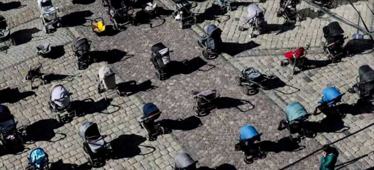 Ουκρανία: Άδεια παιδικά καρότσια αποτελούν σύμβολο των παιδιών που σκοτώθηκαν στον πόλεμο