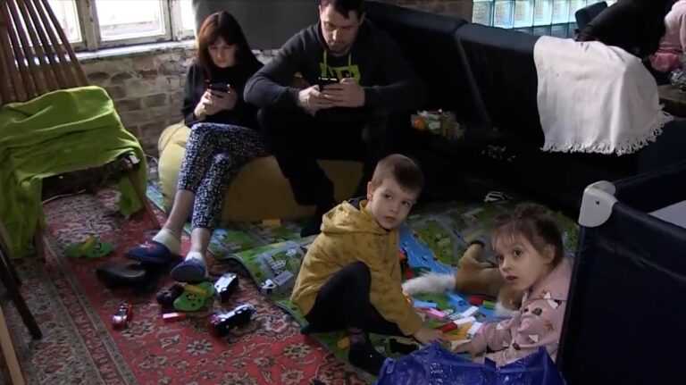 H EΡΤ σε καταφύγιο στην Λβιβ – Η ζωή των Ουκρανών κάτω από τη γη (video)