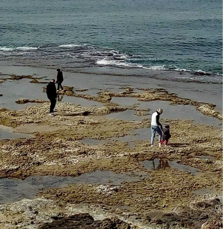 Πρέβεζα: Η άμπωτη «αποκάλυψε» τα βράχια στην περιοχή του Παντοκράτορα