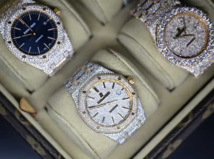 Κατέσχεσαν πανάκριβα ρολόγια… για αντίποινα Ρώσοι πράκτορες