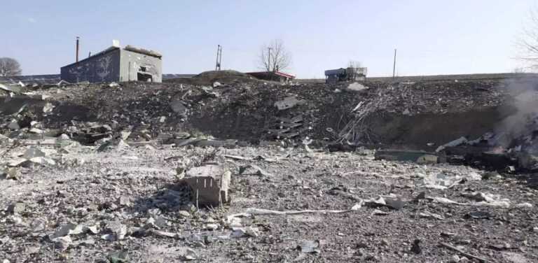 Γρεβενά: Εξαϋλώθηκε το εργοστάσιο από την έκρηξη – Τσιμεντοκολώνες τινάχτηκαν σε απόσταση 400 μέτρων