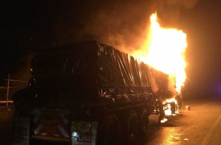 «Λαμπάδιασε» φορτηγό εν κινήσει στην παλιά εθνική οδό Τρικάλων – Ιωαννίνων