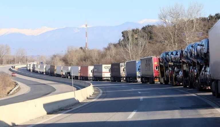 Αποκαλυπτικές εικόνες – Τεράστιες ουρές στα σύνορα Ελλάδας – Βουλγαρίας με φορτηγά να περιμένουν