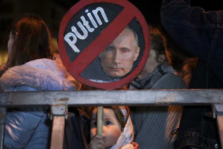 Ρωσία: Τουλάχιστον 5.000 άνθρωποι συνελήφθησαν σε διαδηλώσεις κατά της εισβολής στην Ουκρανία