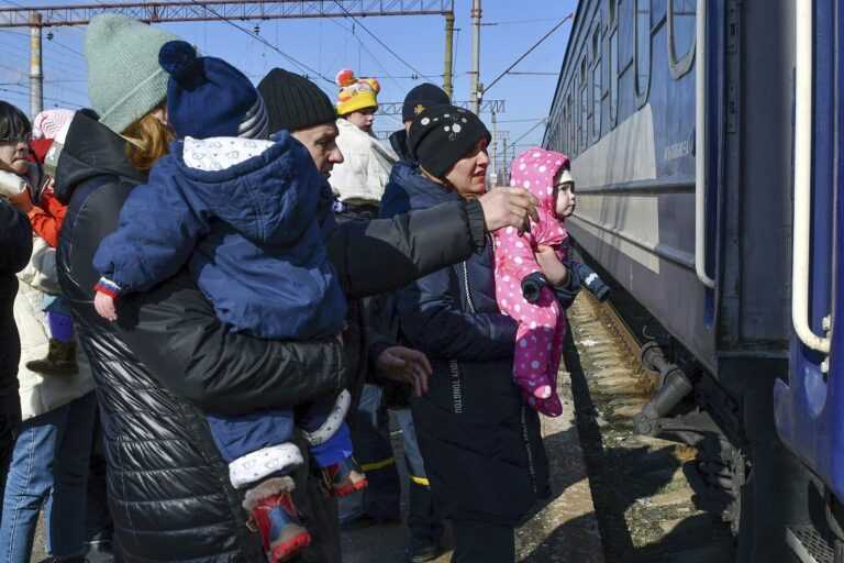 Πολωνία: Μαγειρεύει για τους πρόσφυγες ο σεφ Χοσέ Αντρές – Η κάμερα της ΕΡΤ καταγράφει (video)