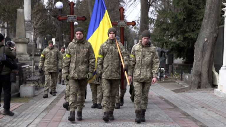 Στο Λβιβ Ουκρανοί θρηνούν τους πεσόντες στρατιώτες της χώρας τους (video)