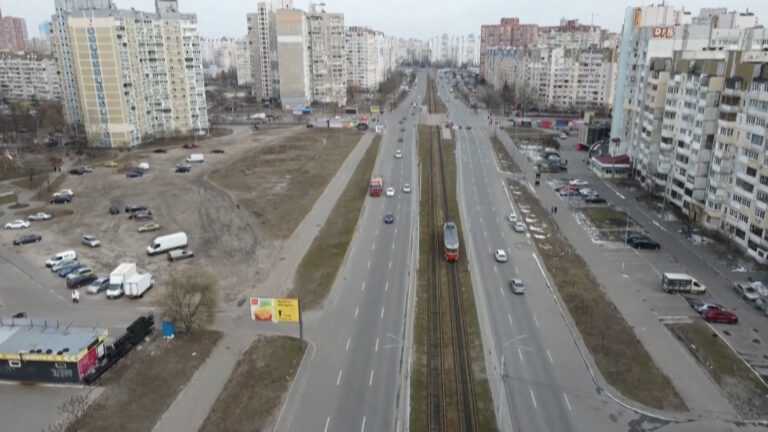 Μια βόλτα με το τραμ του Κιέβου ξυπνά μνήμες της χαμένης πόλης (video)