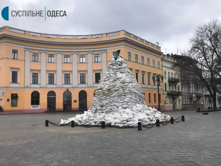 Ουκρανία: Προστατεύουν τα μνημεία τους με σακιά γεμάτα άμμο