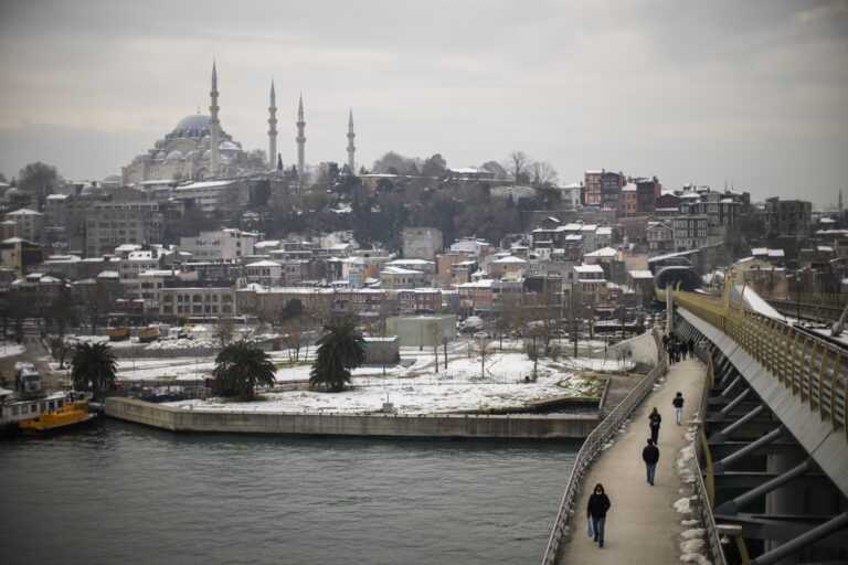 Κωνσταντινούπολη: Σφοδρή χιονόπτωση πάγωσε σχεδόν τα πάντα στην πόλη