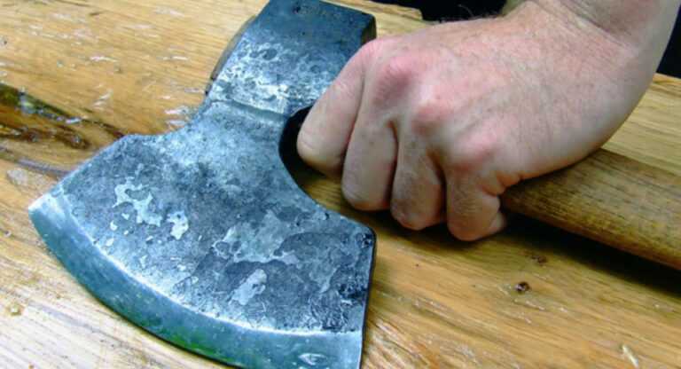 Πατέρας επιτέθηκε στον γιο του με τσεκούρι – Τον τραυμάτισε στο λαιμό