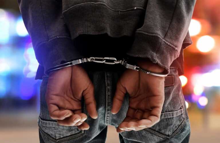 Χειροπέδες σε 38χρονο για βιασμό της 13 χρόνης κόρης της συντρόφου του – Ένοχη και η μητέρα