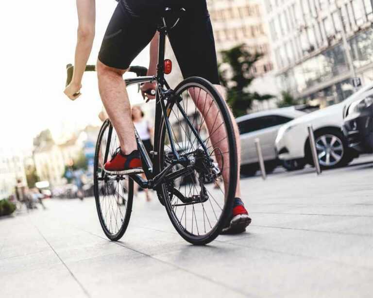 Το είδαμε και αυτό: Νεαρός ποδηλάτης επιτέθηκε σε 86χρονη για να τη βιάσει στη μέση του δρόμου