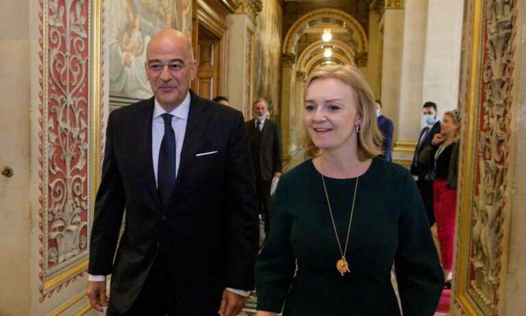 Ο Νίκος Δένδιας συναντά την ομόλογο του Λιζ Τρας στο Λονδίνο