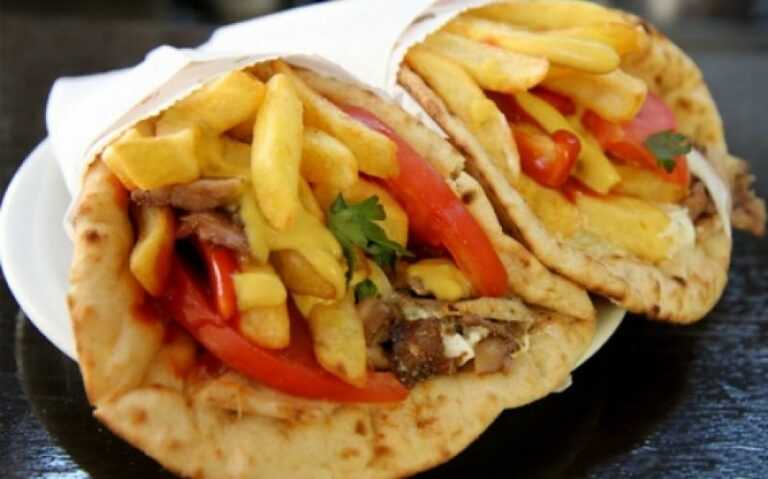 Έρχεται το σoυβλάκι χωρίς… τηγανιτές πατάτες – Ραγδαία αύξηση του ηλιέλαιου από 14 ευρώ στα 30 ευρώ