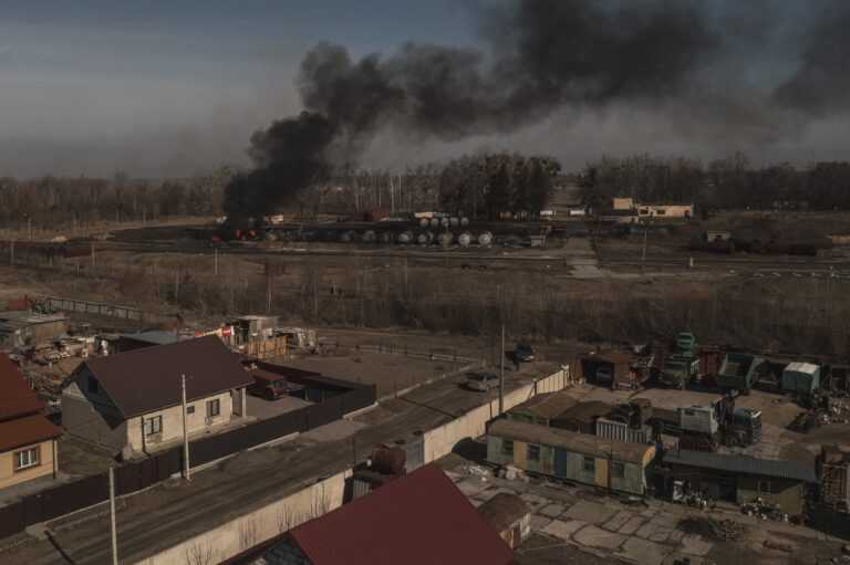 Ουκρανός αξιωματικός της αστυνομίας στο Λουχάνσκ κατηγορεί τη Μόσχα ότι χρησιμοποίησε βόμβες φωσφόρου