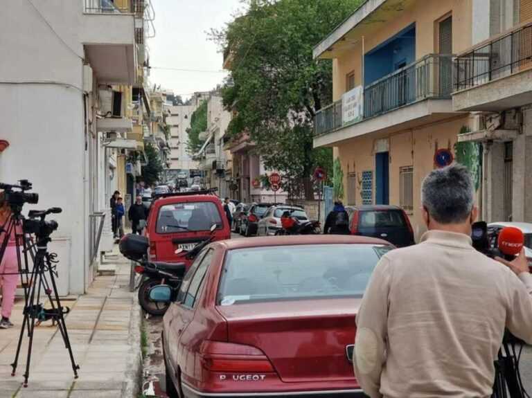 Χαμός στο έξω από το σπίτι της Ρούλας Πισπιρίγκου