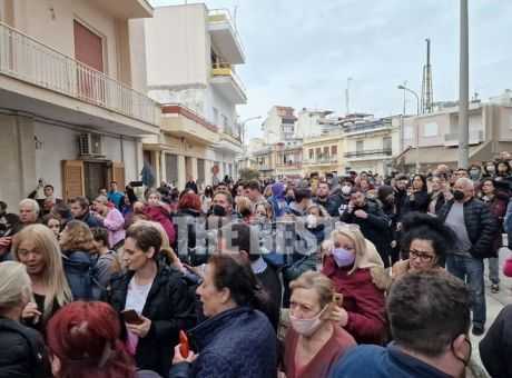 Πολίτες λιντσάρουν τη μητέρα της Ρούλα Πισπιρίγκου. Άφαντος ο σύζυγος (Βίντεο)