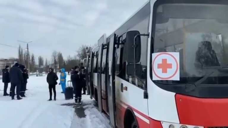 Ουκρανία: Το πρώτο κομβόι αμάχων απομακρύνθηκε από την πόλη Σούμι