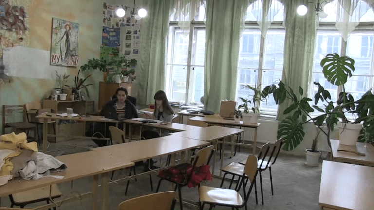 Ουκρανία – Λβιβ: Συνεχίζουν τα μαθήματα στο σχολείο εν μέσω πολέμου με τις σειρήνες να ηχούν (video)