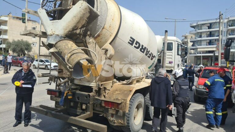 Σοκαριστικό τροχαίο: Μπετονιέρα παρέσυρε μηχανή – Εγκλωβίστηκε κάτω από τις ρόδες η οδηγός (Βίντεο)