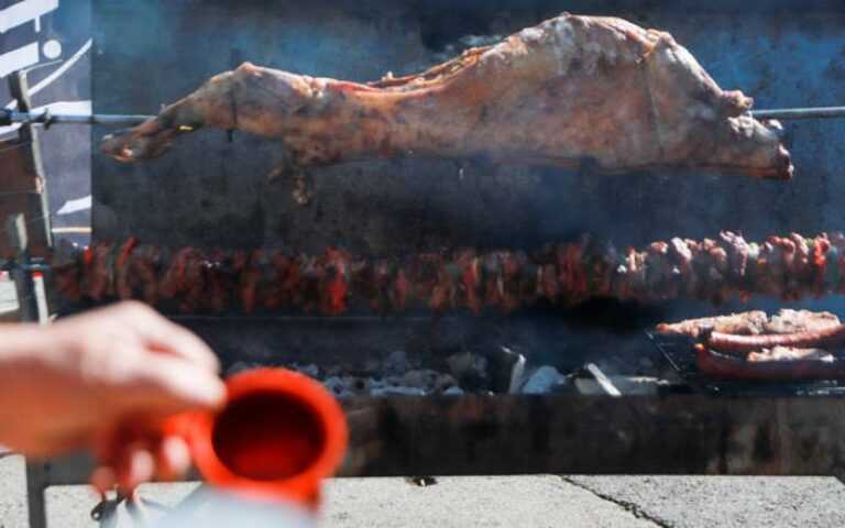 Πάσχα 2022 χωρίς… σούβλισμα οβελία – Στα 20 ευρώ το σακί με κάρβουνα