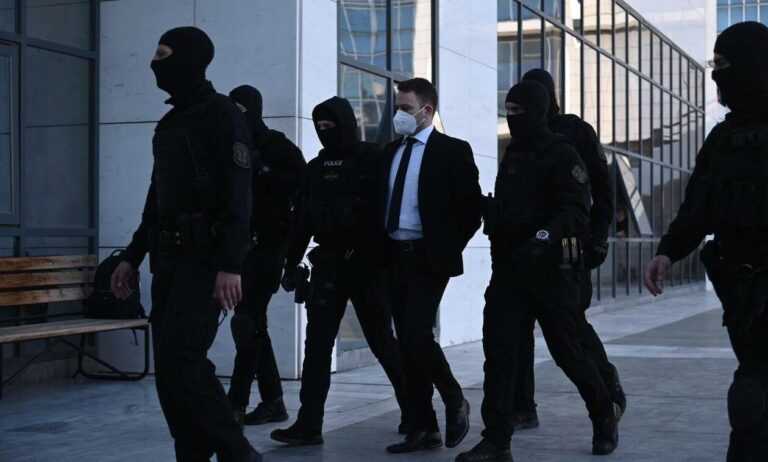 Διεκόπη η δίκη για τις 12 Απριλίου – Ατάραχος ο Μπάμπης Αναγνωστόπουλος