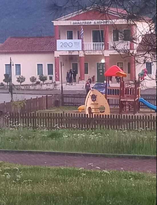 Τα ξερά χόρτα πνίγουν το δημαρχείου του Αχέροντα στο Γαρδίκι Σουλίου