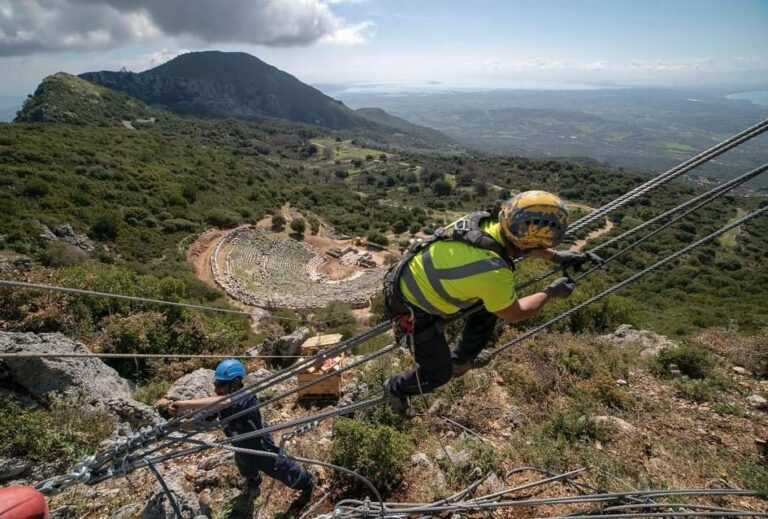 Πρέβεζα: Εντυπωσιακές εικόνες από τις εργασίες βραχοπροστασίας στο αρχαίο θέατρο της Κασσώπης