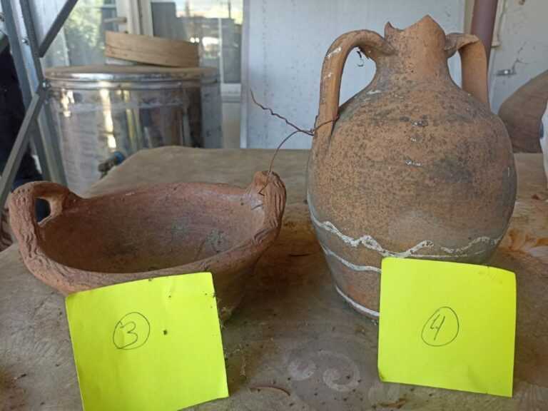 Κληρονόμησε ένα σπίτι από τον πεθαμένο θείο του με δεκάδες αρχαία και συνελήφθη