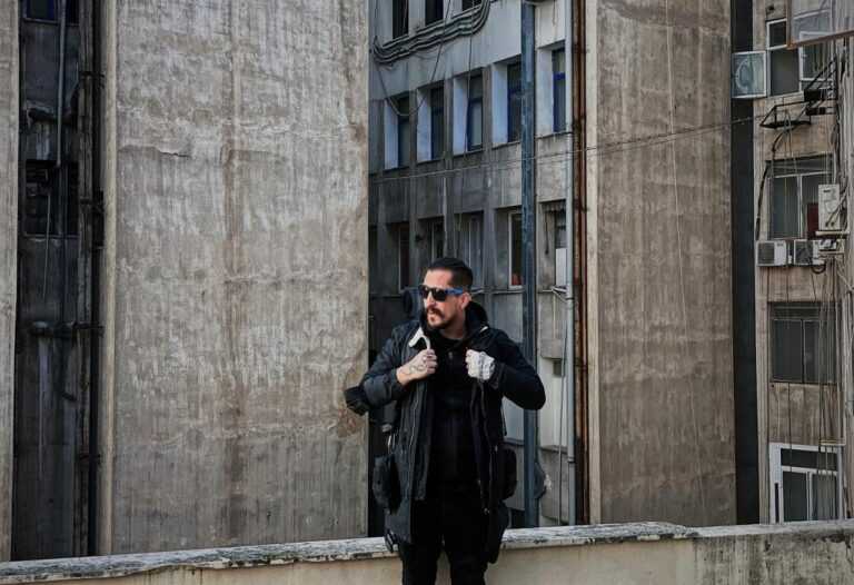 Θρήνος στο τελευταίο αντίο του Βασίλη Ντινόπουλου στο αποτεφρωτήριο Ριτσώνας