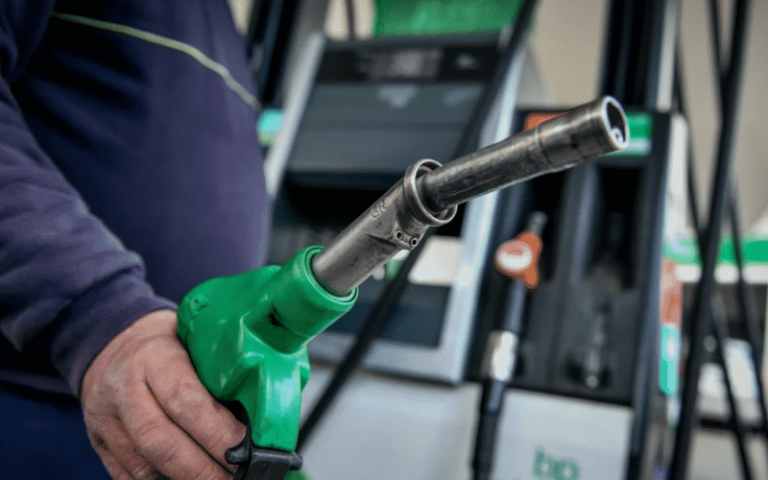 Σκαρφαλώνουν εκ νέου οι τιμές των καυσίμων βάζοντας «φωτιά» στους οικογενειακούς προϋπολογισμούς.
