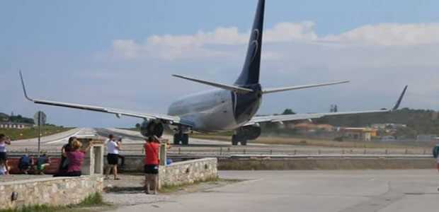 Εκσφενδονίστηκε από… ριπές αεροπλάνου στη θάλασσα περιπατητής στη Σκιάθο