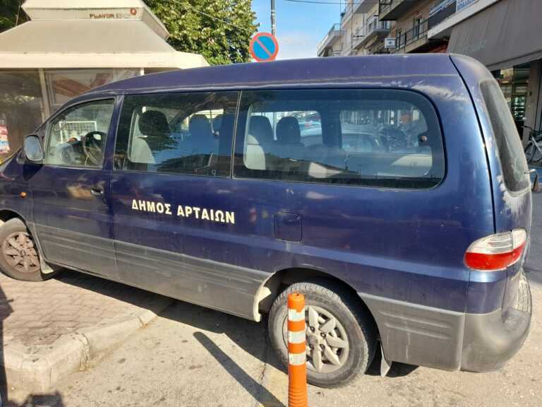 Υπάλληλος του Δήμου Αρταίων πάρκαρε παράνομα και έκλεισε ράμπα ΑμεΑ – Κύριε Τσιρογιάννη να τον χαίρεστε!