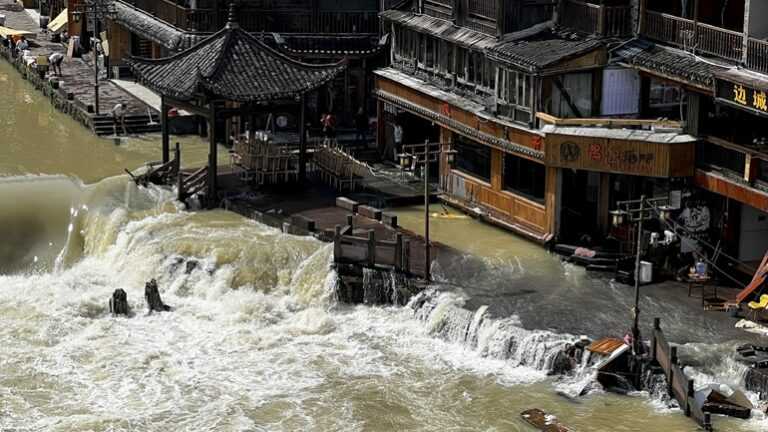 Κίνα: Απομακρύνθηκαν 300.000 άτομα από τις εστίες τους εξαιτίας σφοδρών βροχοπτώσεων – 10 νεκροί