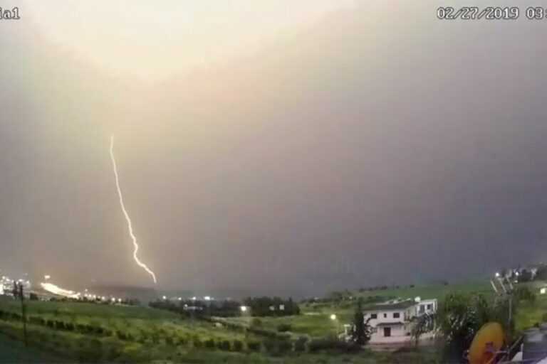 Κεραυνός σκότωσε μια γυναίκα και τα δύο σκυλιά της