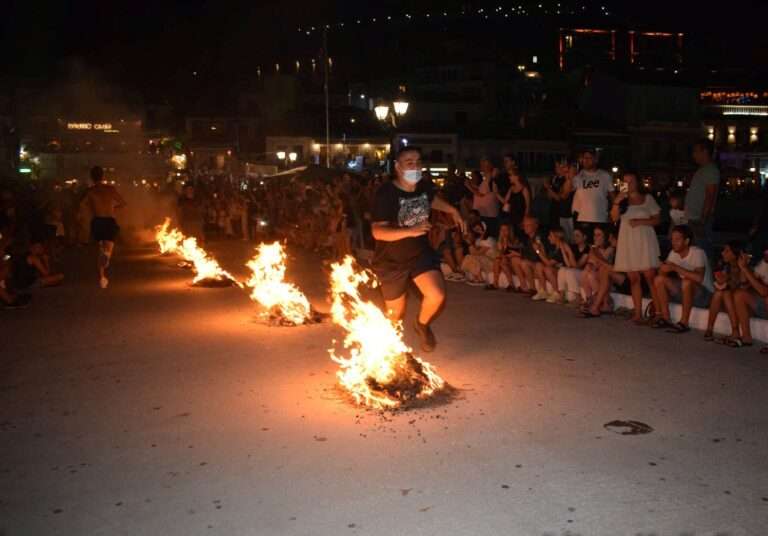 Πάργα: Με μεγάλη συμμετοχή η αναβίωση του εθίμου των φωτιών του Αϊ Γιάννη του Ριγανά (Λαμπατίνες).