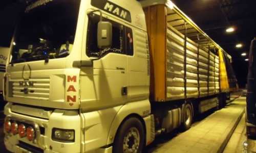 Ηγουμενίτσα: Έκρυβε στο φορτηγό του παράνομους μετανάστές και λαθραία τσιγάρα