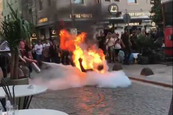 Κωνσταντινούπολη: Άνδρας αυτοπυρπολήθηκε και ο κόσμος τον τραβούσε βίντεο – ΠΡΟΣΟΧΗ: Πολύ σκληρές εικόνες