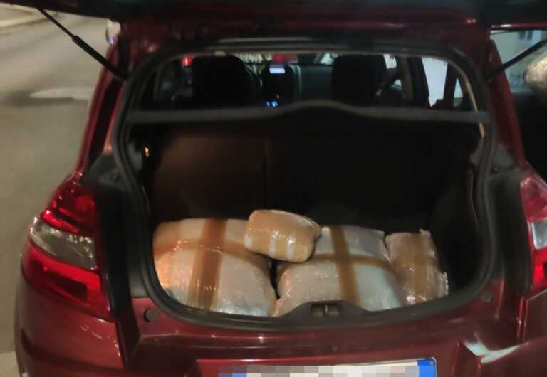 Ηγουμενίτσα – Ι.Χ Αυτοκίνητο κουβαλούσε 67 κιλά «φρέσκια» από την Αλβανία ακατέργαστη κάνναβη 